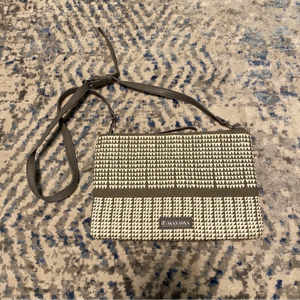 Manaola Crossbody